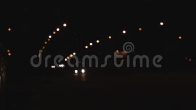 夜间城市交通Bokeh灯